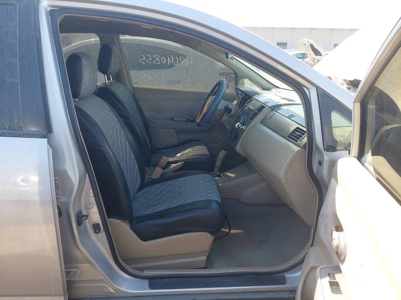 3N1BC1A64BK203710 - 2011 Nissan Tiida - #48640855
