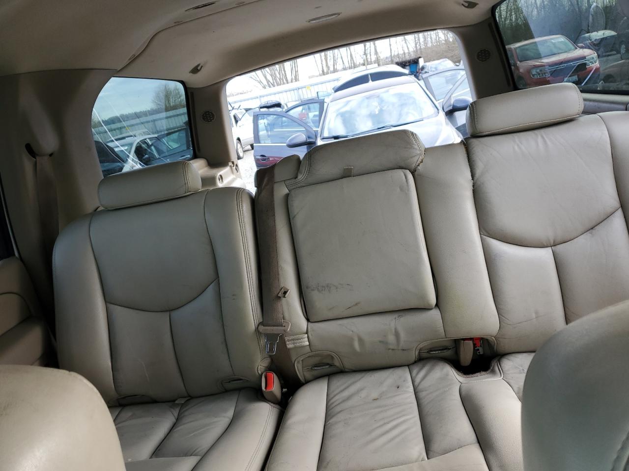 2004 Chevrolet Suburban - Image 10