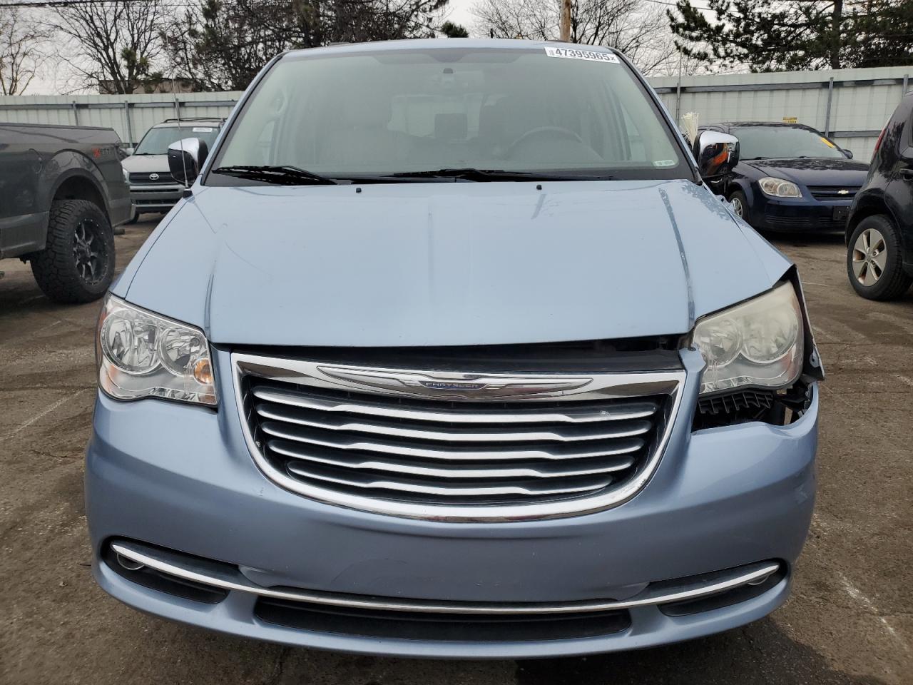 2013 Chrysler Town & Country - Image 5