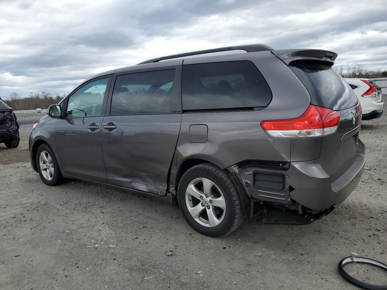 2013 Toyota Sienna - Image 2