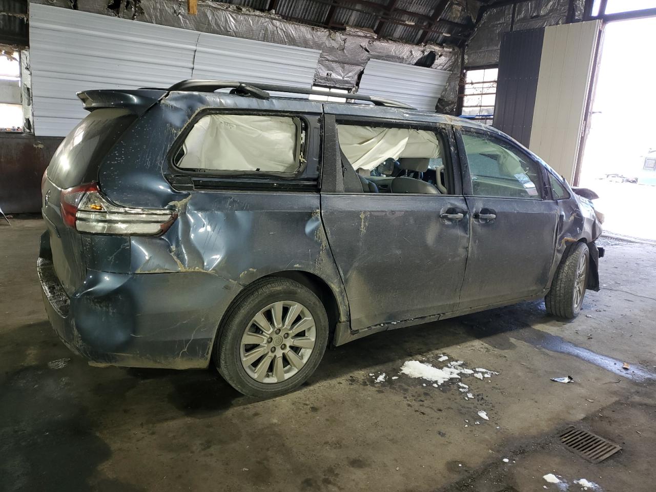 2015 Toyota Sienna - Image 3