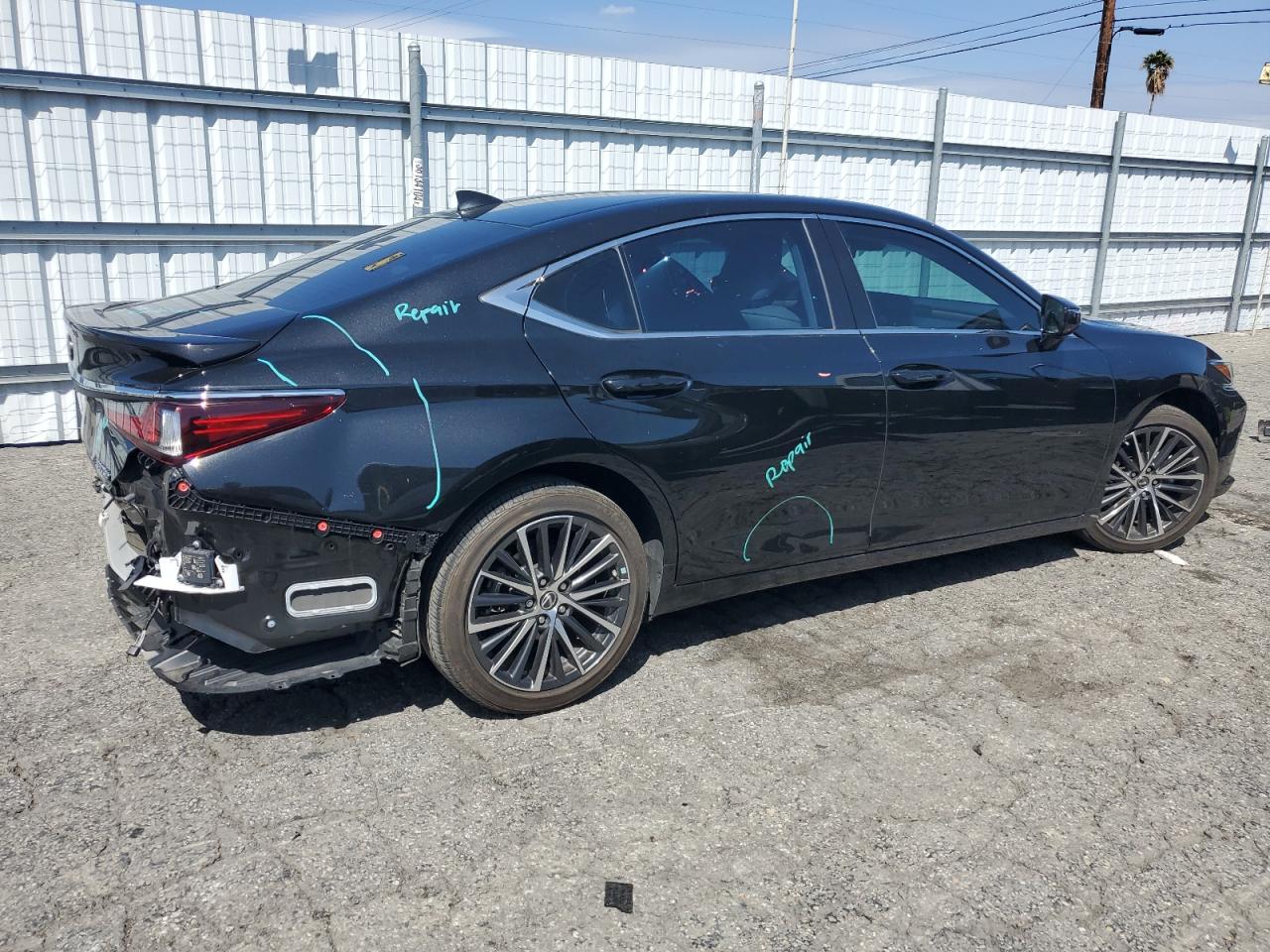 2023 Lexus ES - Image 3