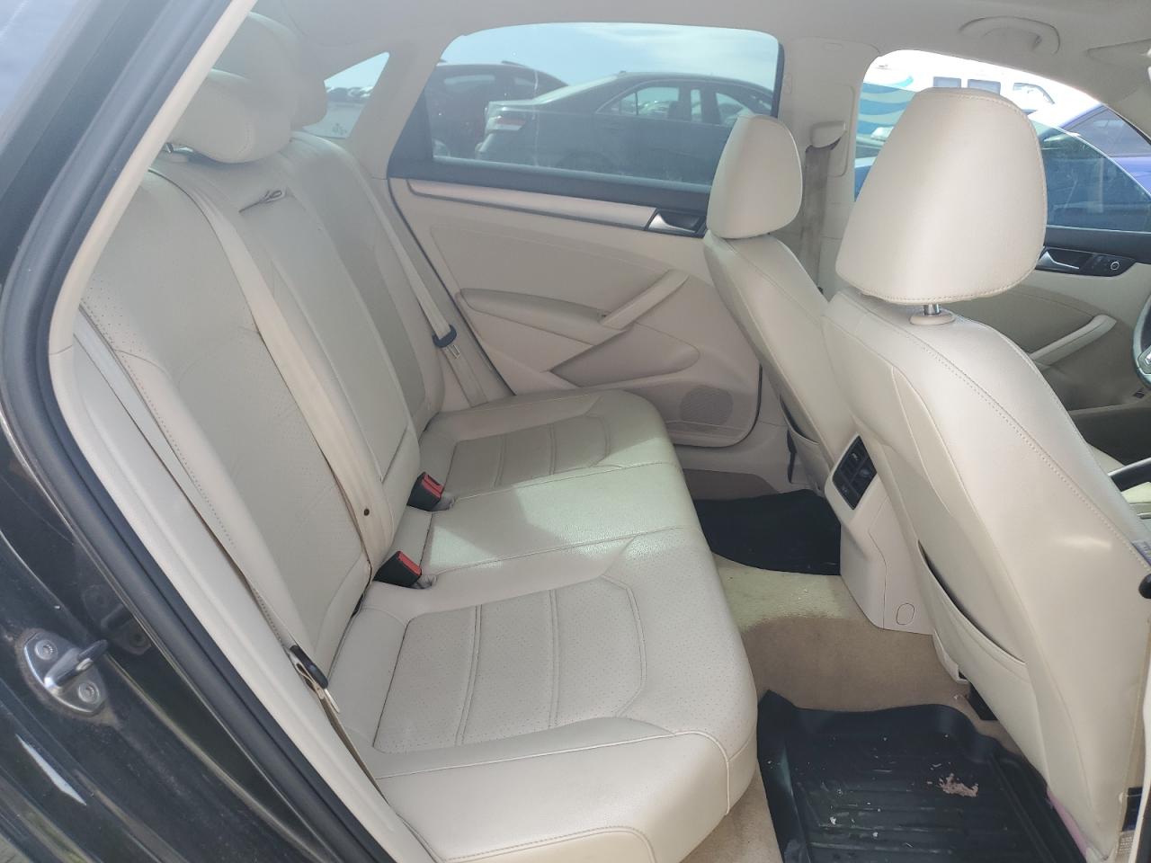 2014 Volkswagen Passat - Image 10