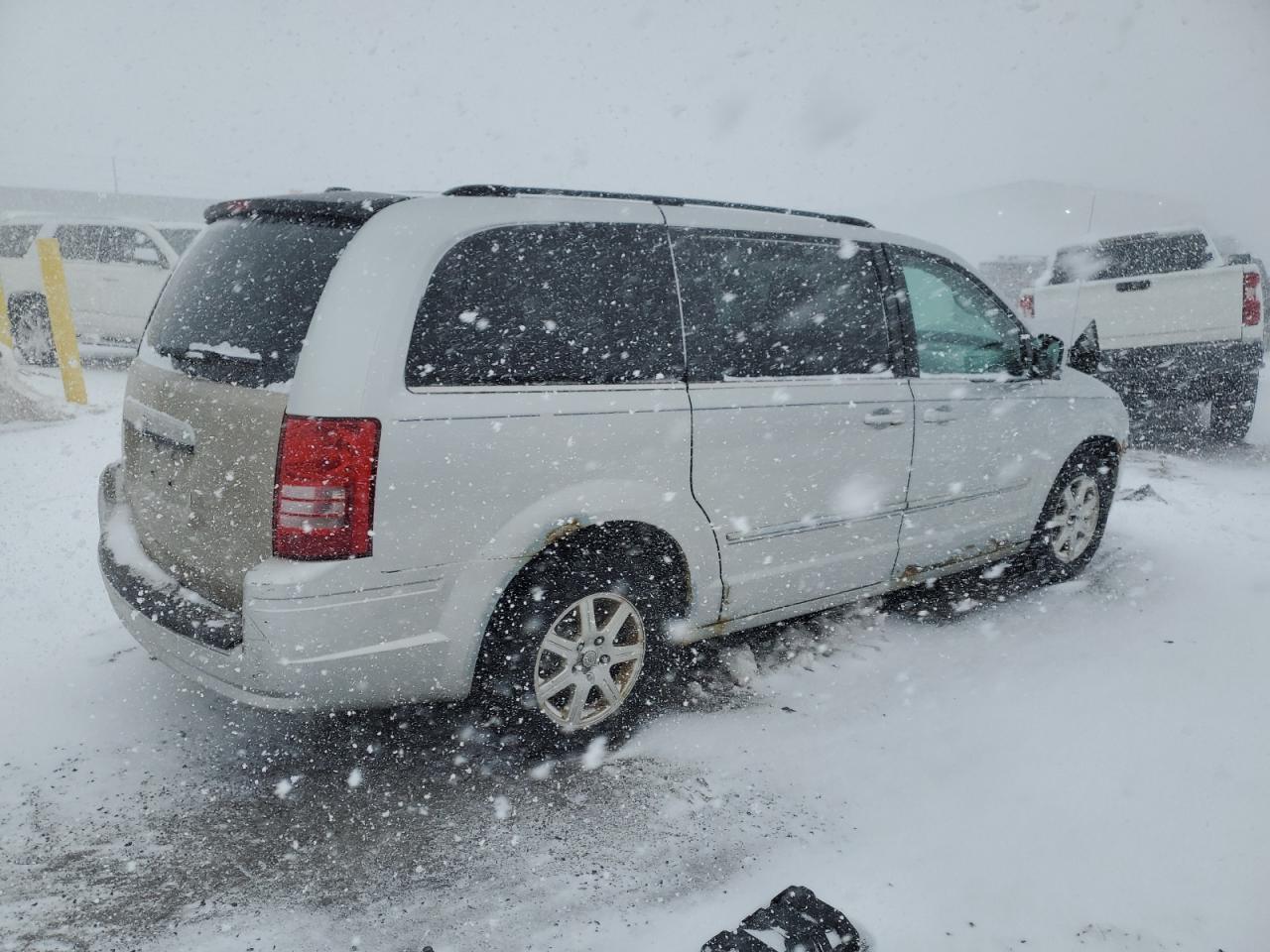 2010 Chrysler Town & Country - Image 3
