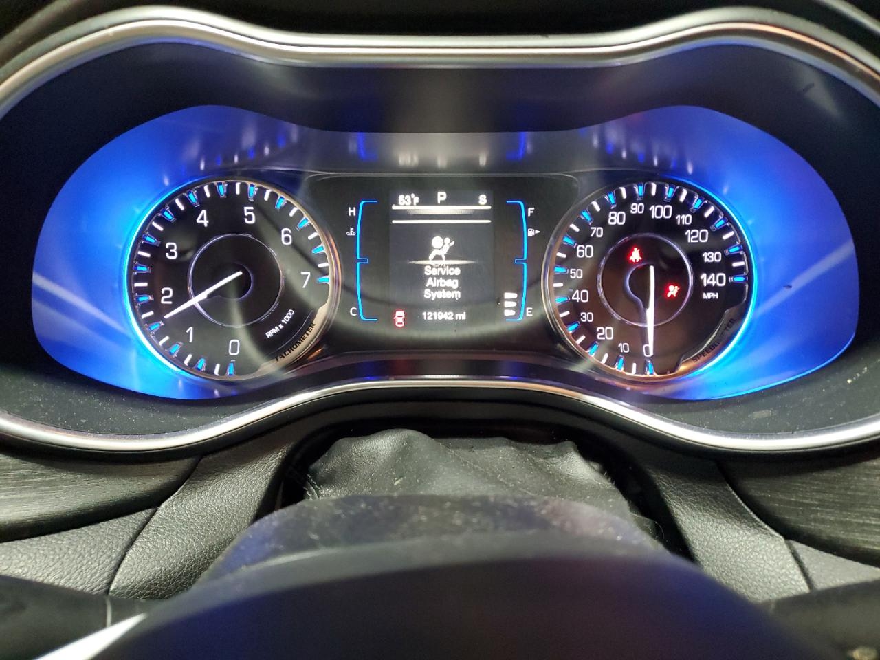 2016 Chrysler 200 - Image 9