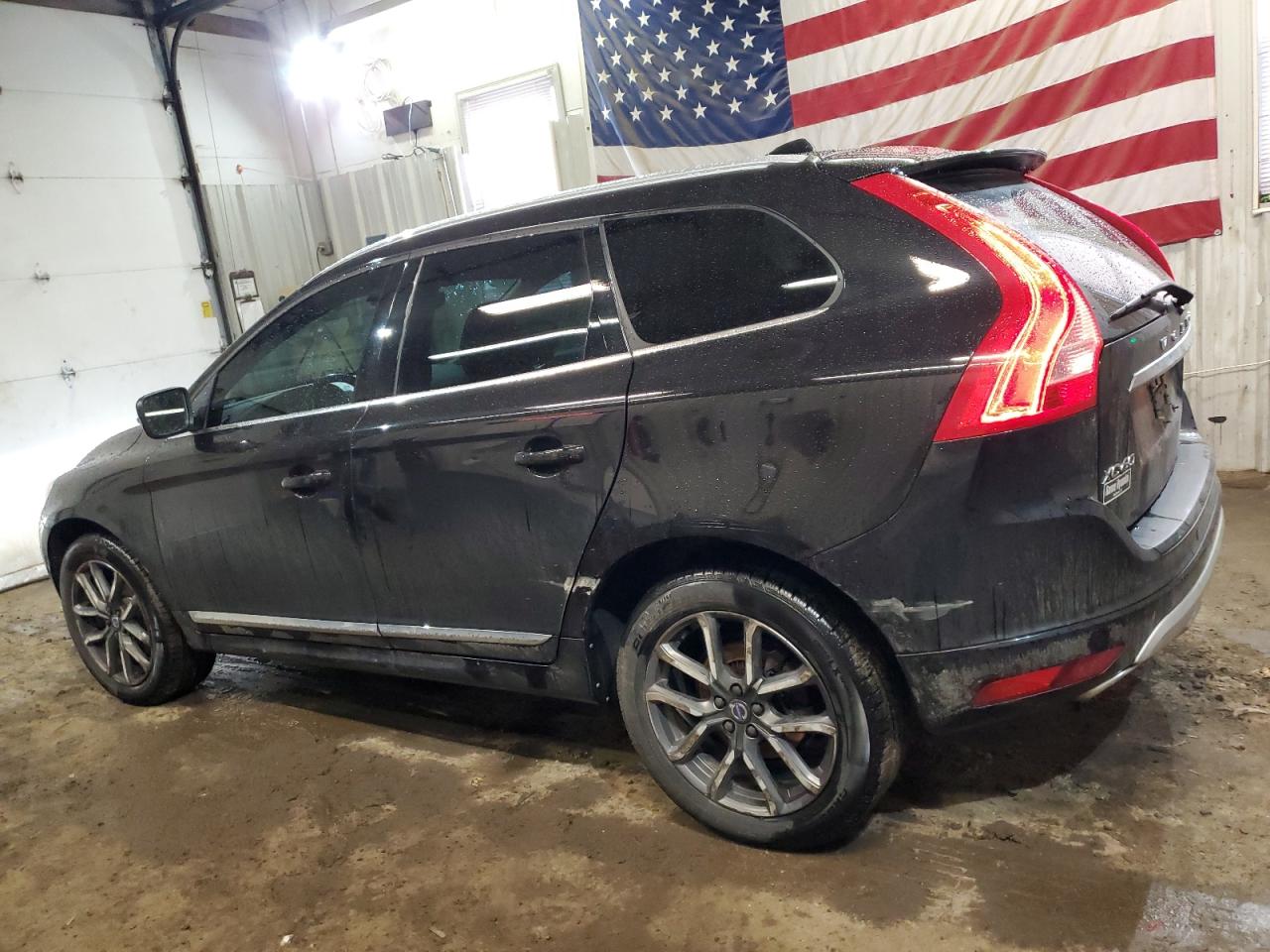 2017 Volvo XC60 - Image 2