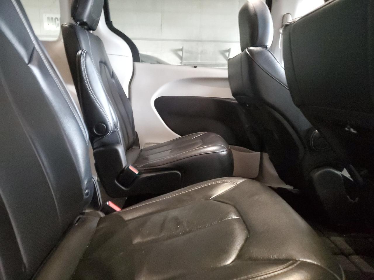 2022 Chrysler Pacifica - Image 11