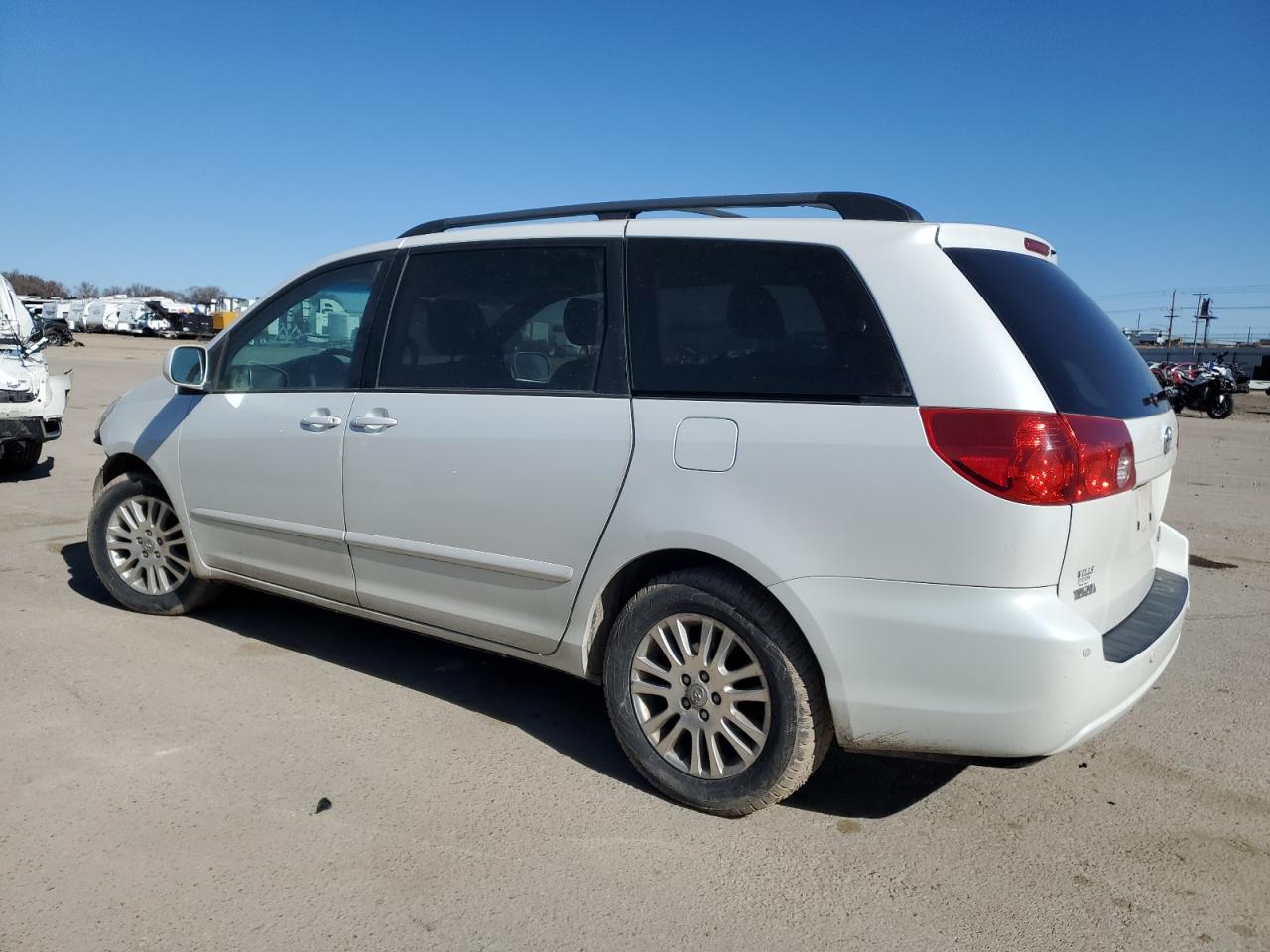 2010 Toyota Sienna - Image 2