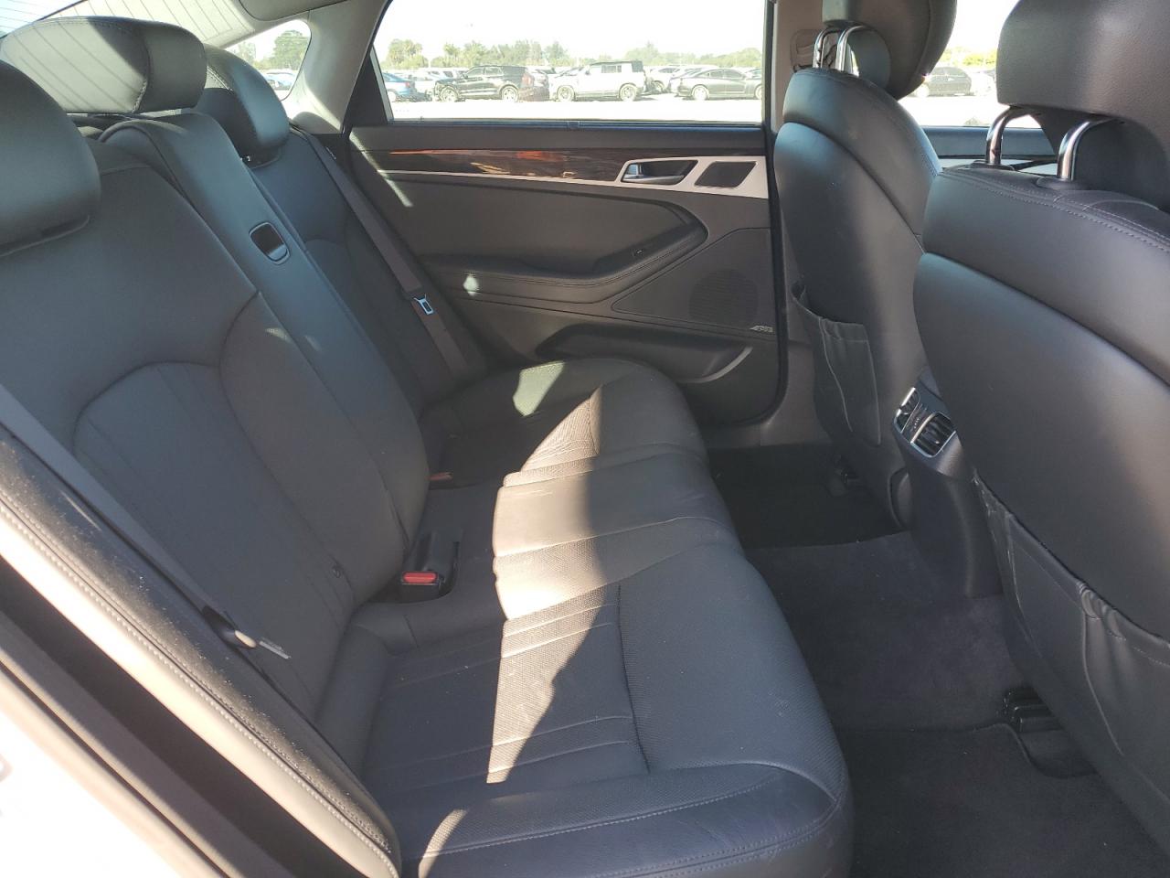 2015 Hyundai Genesis - Image 10
