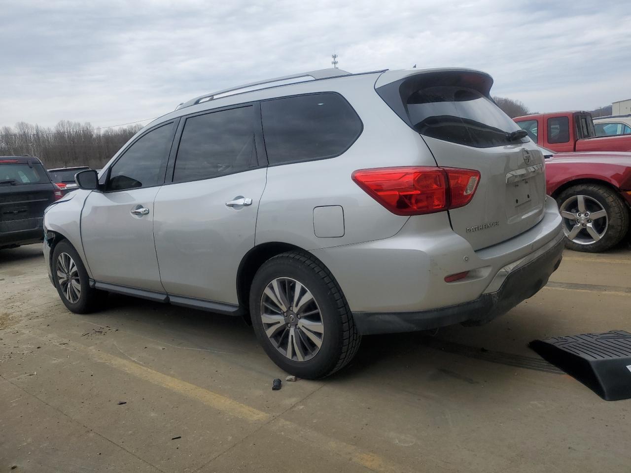2017 Nissan Pathfinder - Image 2
