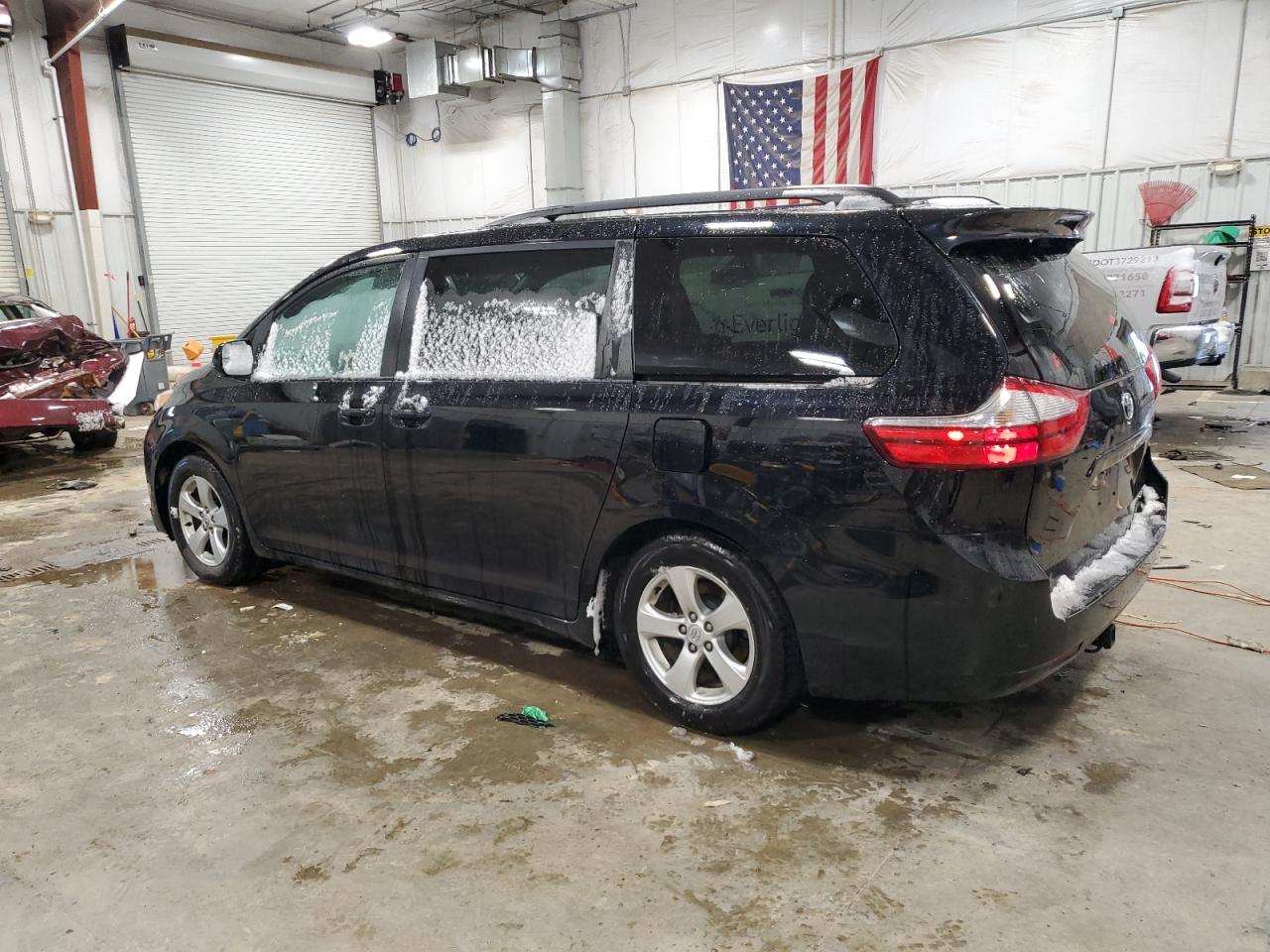 2015 Toyota Sienna - Image 2