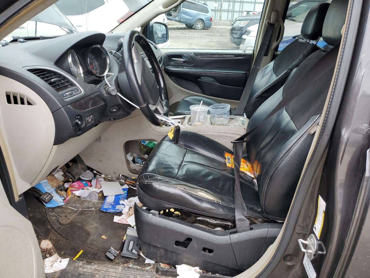 2016 Chrysler Town & Country - Image 7