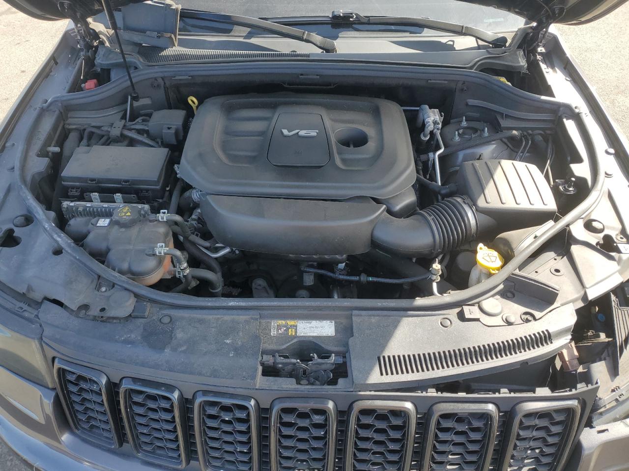 2018 Jeep Grand Cherokee - Image 12