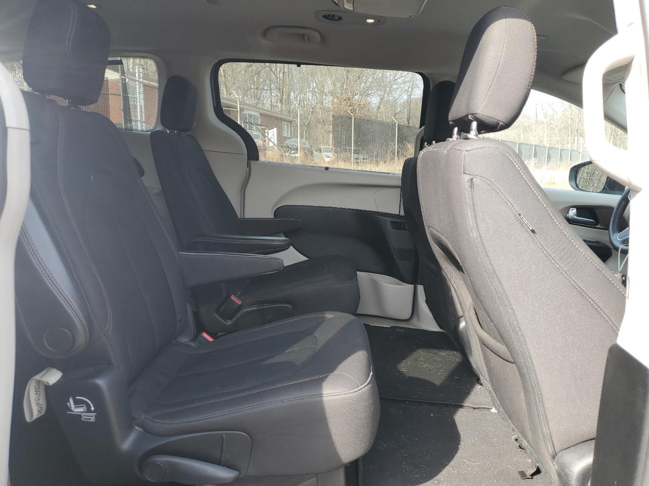 2017 Chrysler Pacifica - Image 11