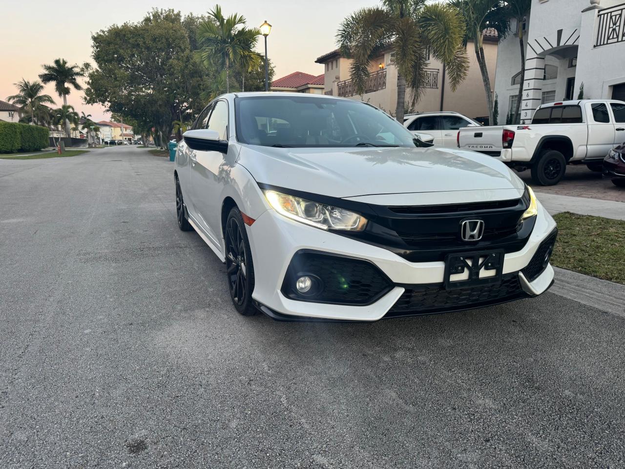VIN: SHHFK7H40HU403525 Auction: COPART Lot: 48743185 Location: FL - MIAMI SOUTH VIN: SHHFK7H40HU403525 HONDA CIVIC 2017 WHITE Photo 1