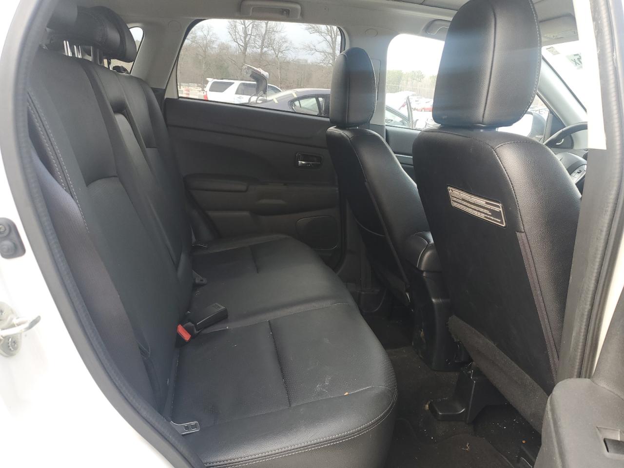 2017 Mitsubishi Outlander - Image 11