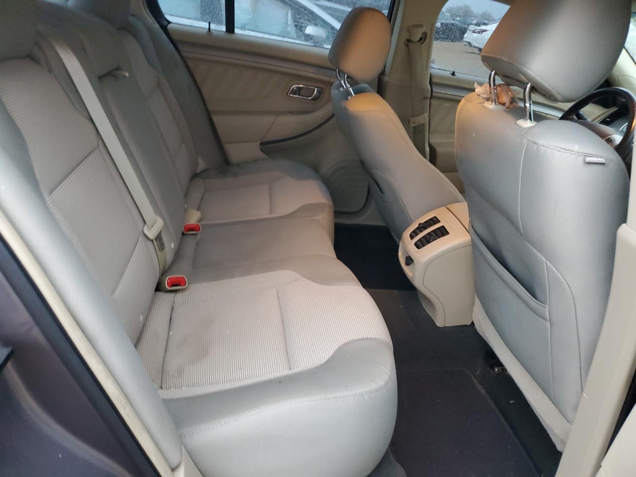 2013 Ford Taurus - Image 10
