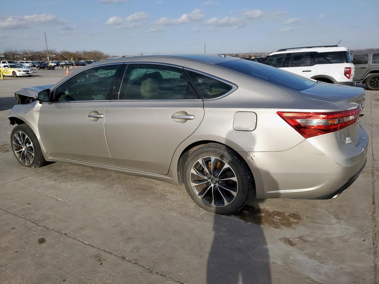 2016 Toyota Avalon - Image 2