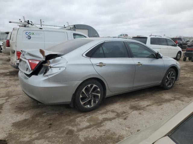 Sedans TOYOTA CAMRY 2015 Srebrny
