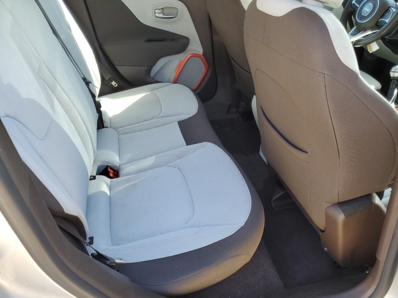 2015 Jeep Renegade - Image 11