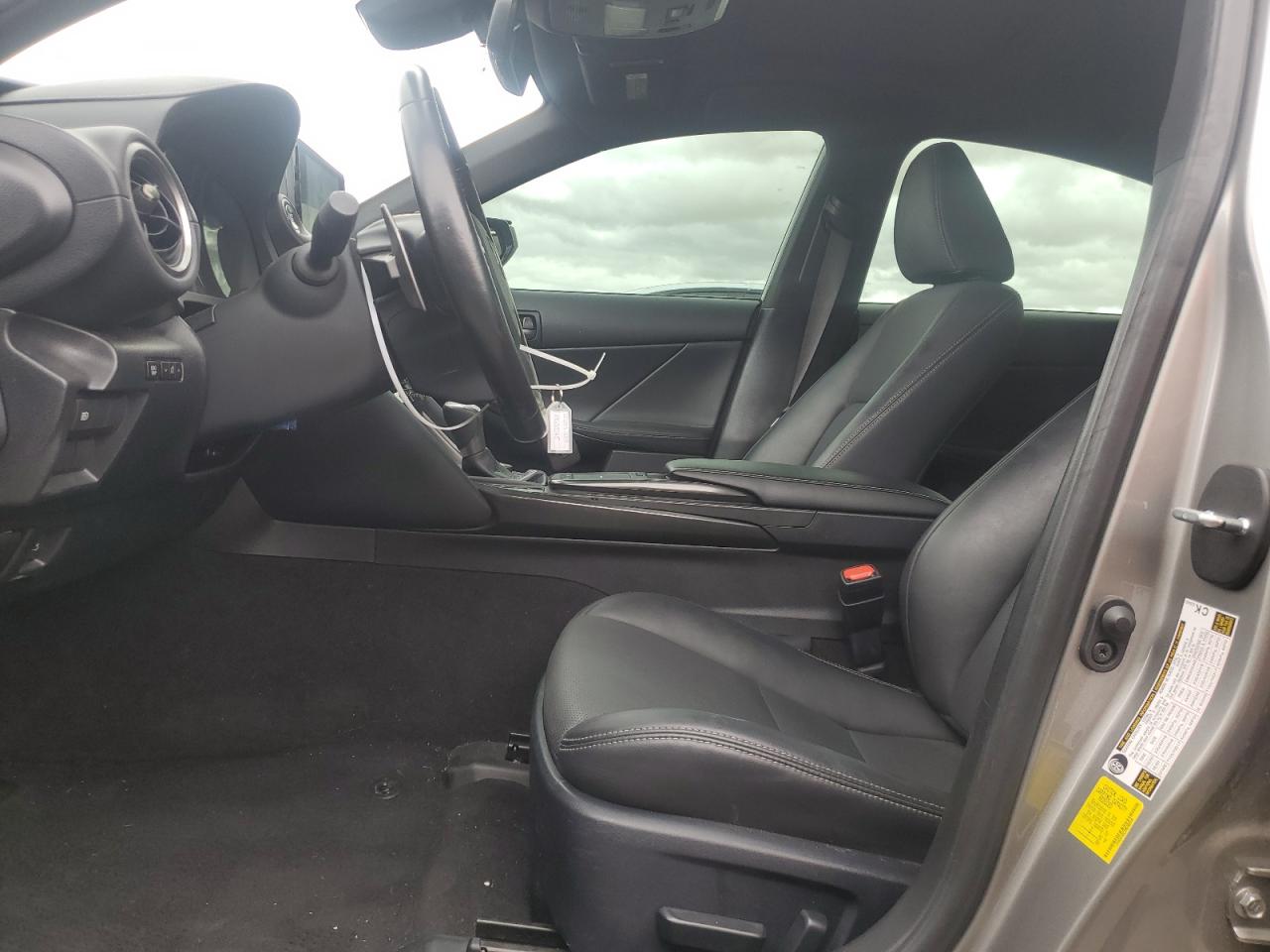 2021 Lexus IS - Image 7