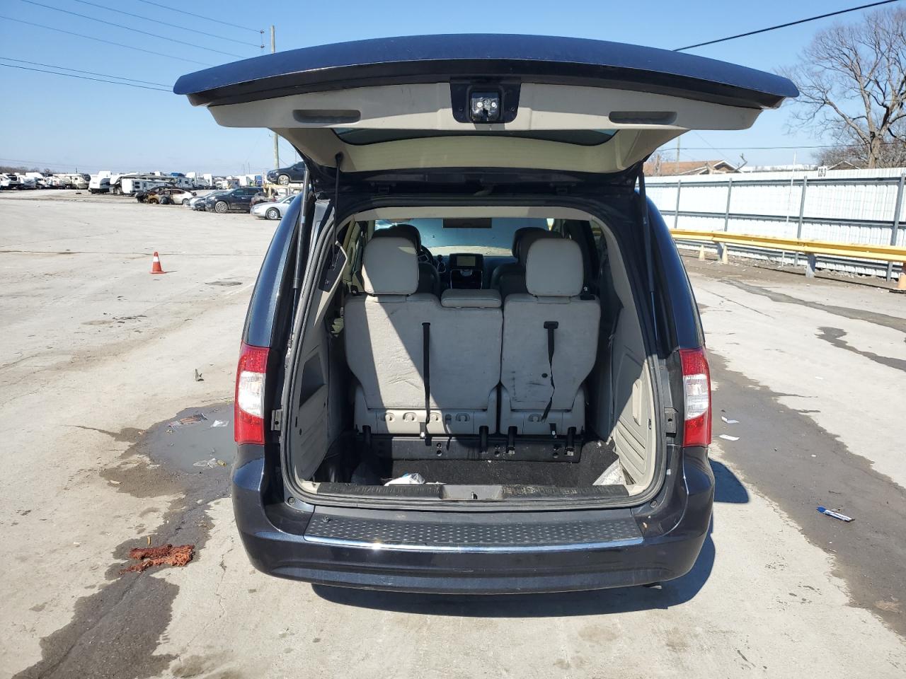 2013 Chrysler Town & Country - Image 6