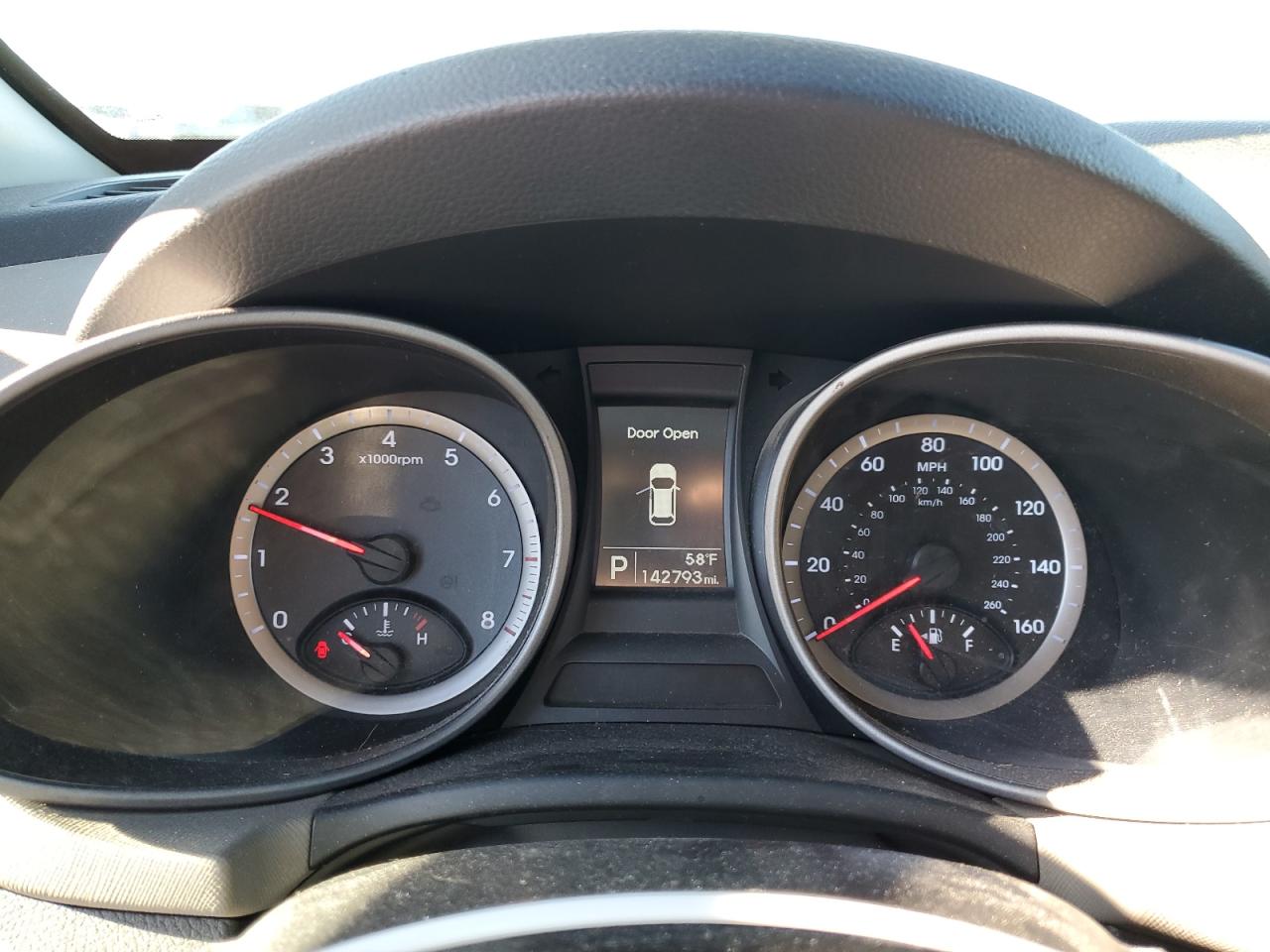 2016 Hyundai Santa Fe - Image 9