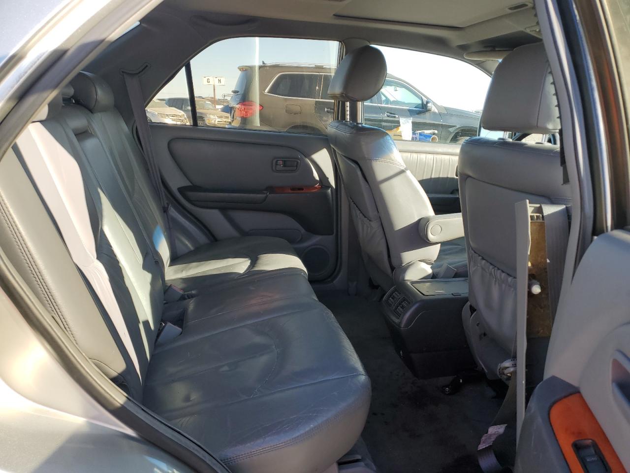 2000 Lexus RX - Image 11