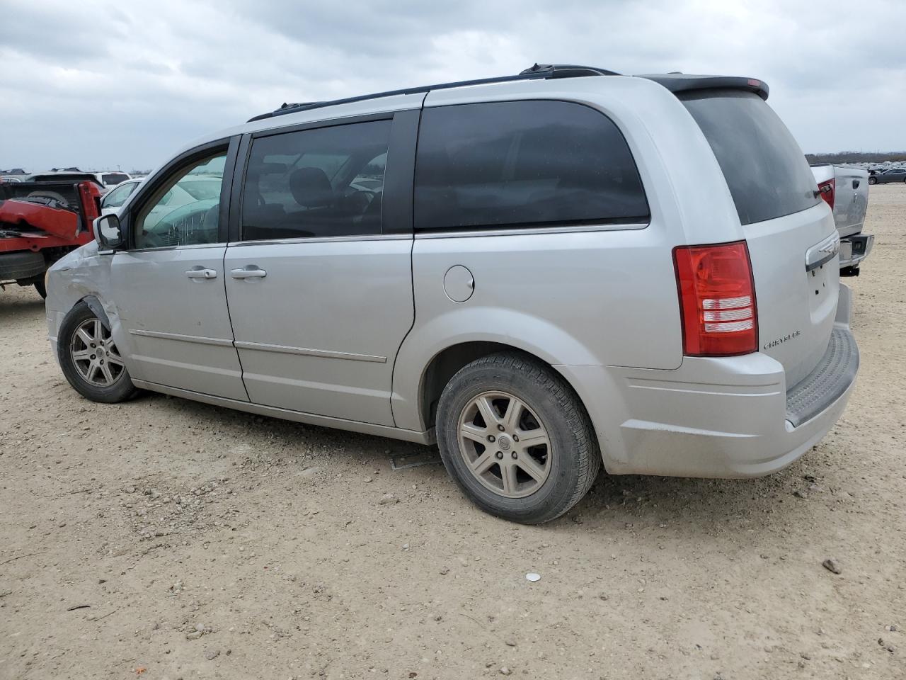 2009 Chrysler Town & Country - Image 2