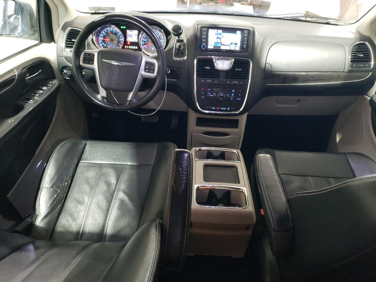 2013 Chrysler Town & Country - Image 8