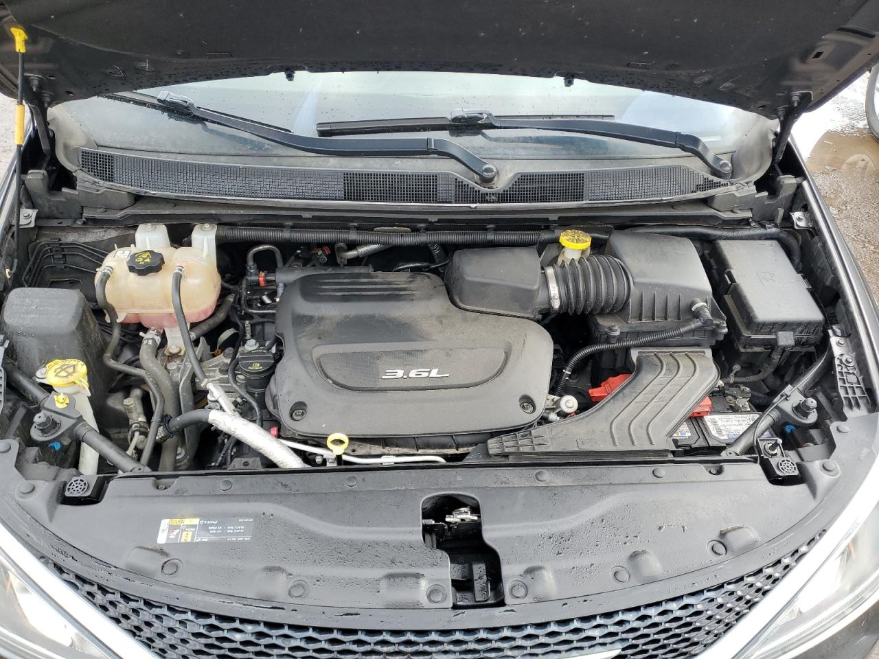2018 Chrysler Pacifica - Image 13