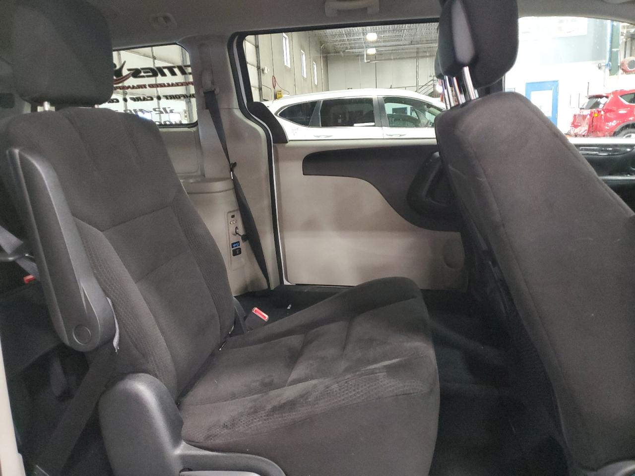 2014 Dodge Caravan - Image 11