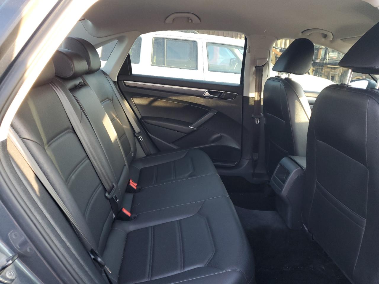 2017 Volkswagen Passat - Image 11