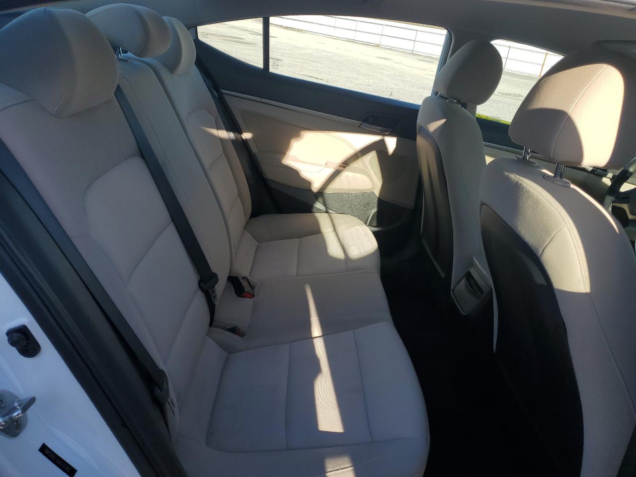2018 Hyundai Elantra - Image 10