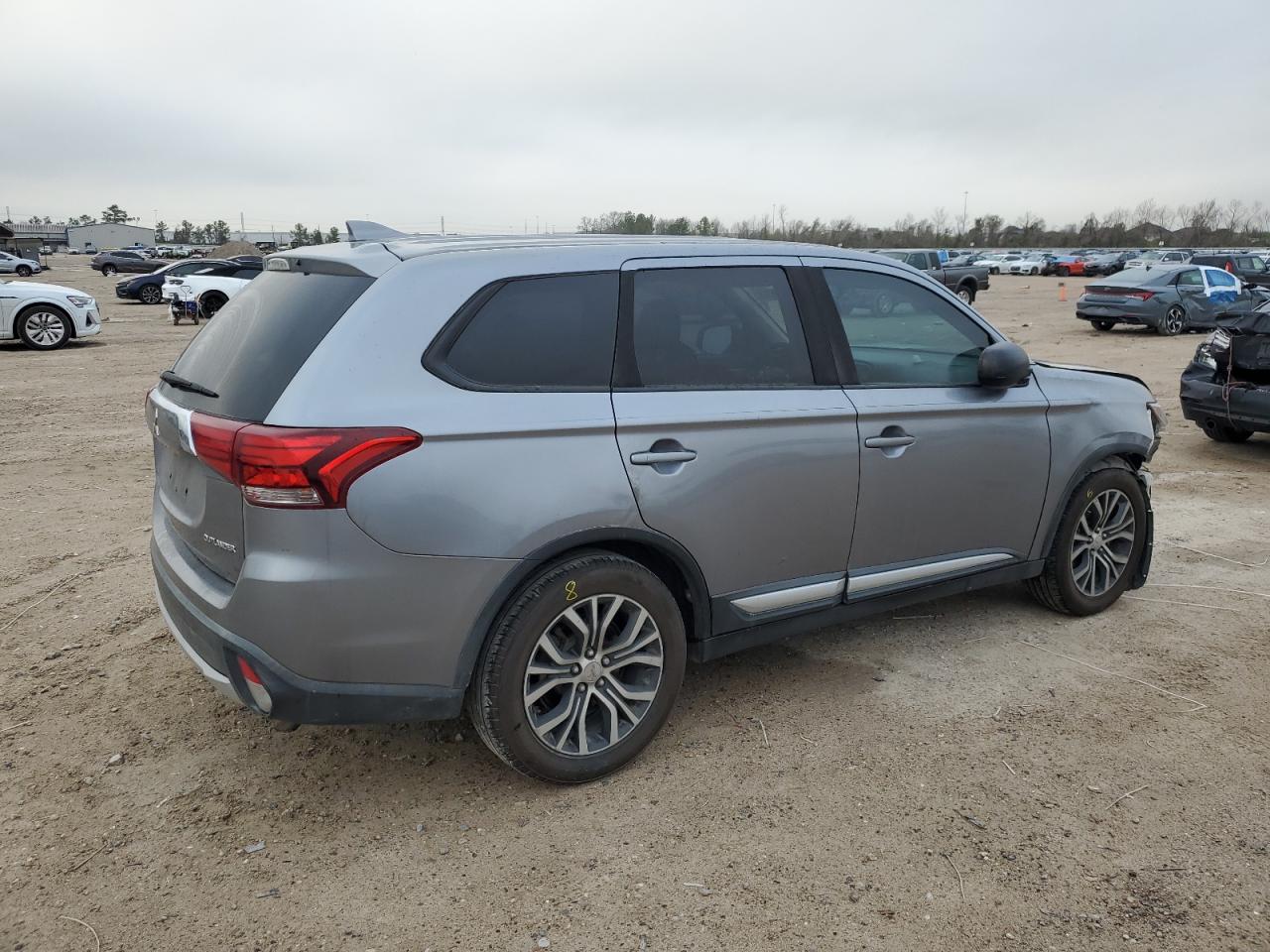 2017 Mitsubishi Outlander - Image 3