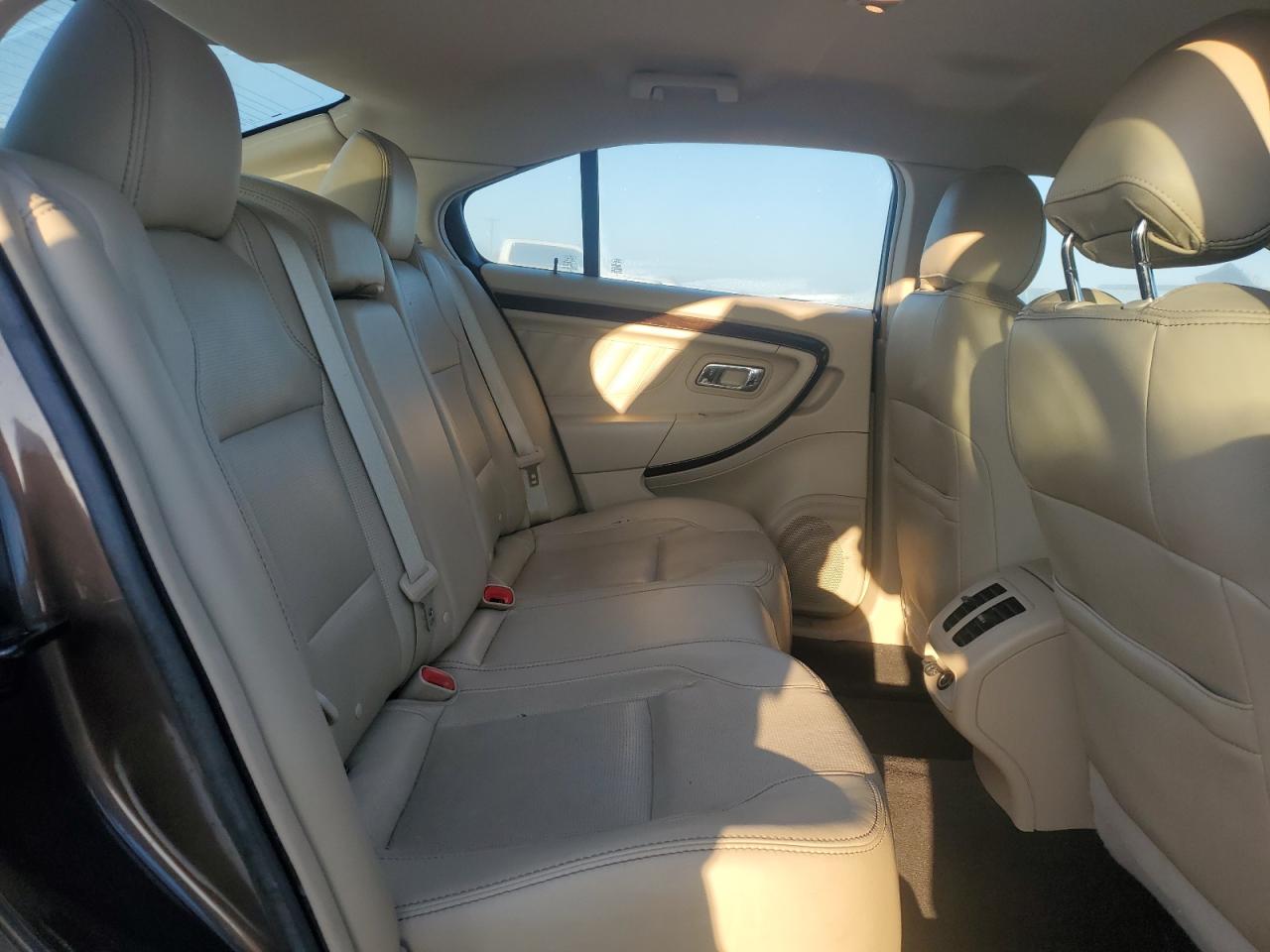 2015 Ford Taurus - Image 10