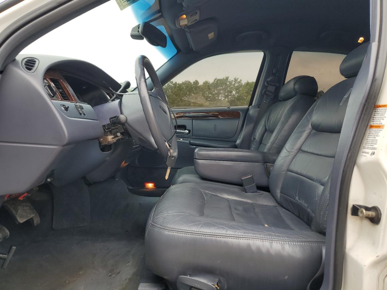 2001 Lincoln Town Car Executive VIN: 1LNHMH1W91Y650775 Lot: 47074385