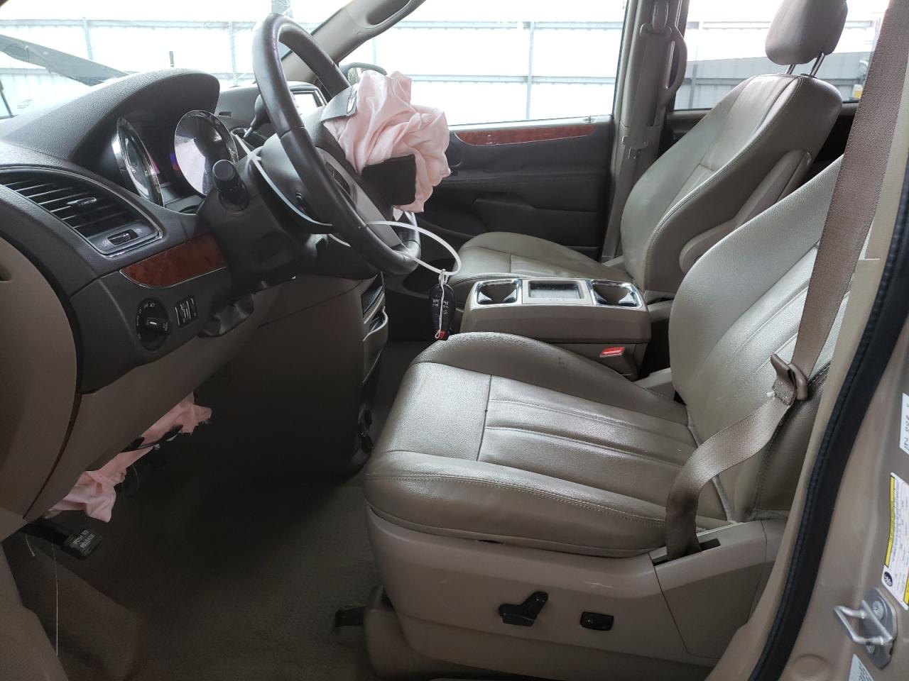 2016 Chrysler Town & Country - Image 7