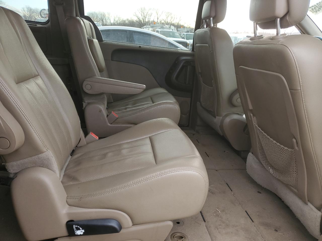 2015 Chrysler Town & Country - Image 11