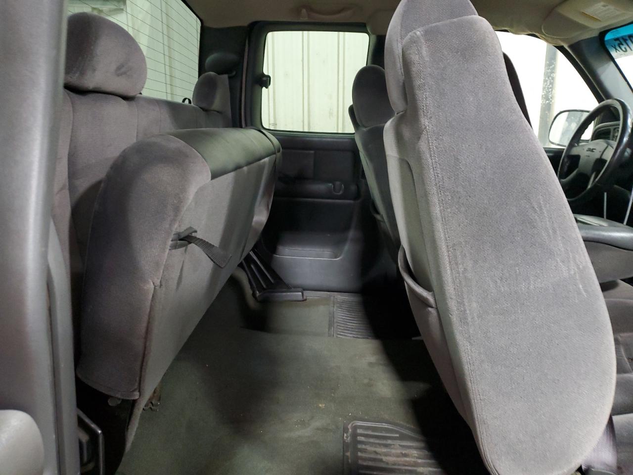 2004 GMC Sierra - Image 10