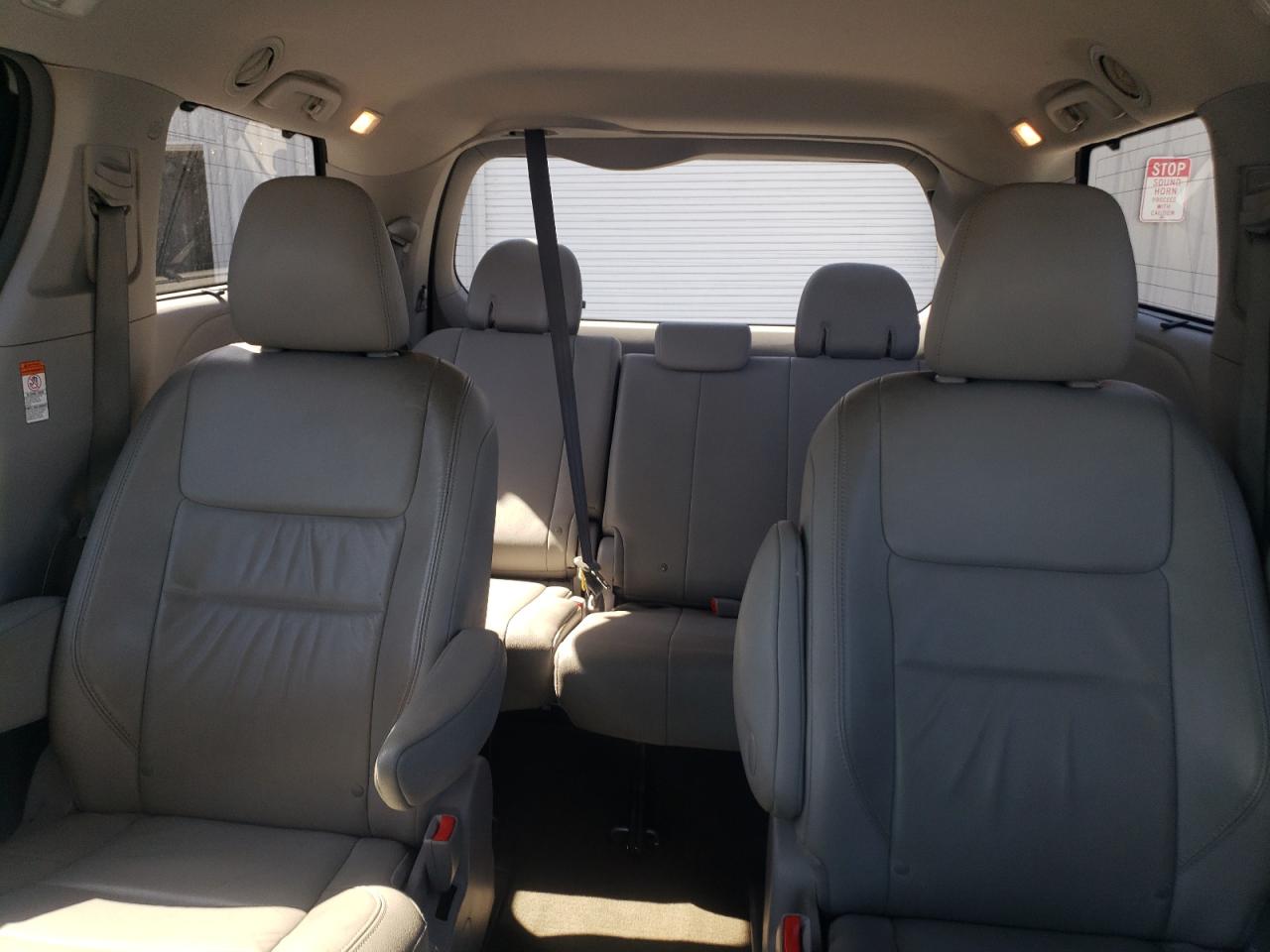 2015 Toyota Sienna - Image 10