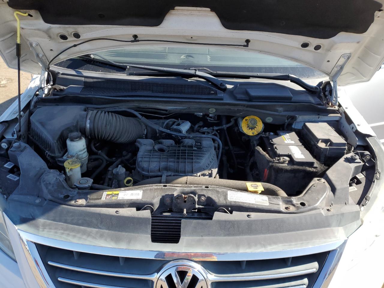 2013 Volkswagen Routan - Image 12