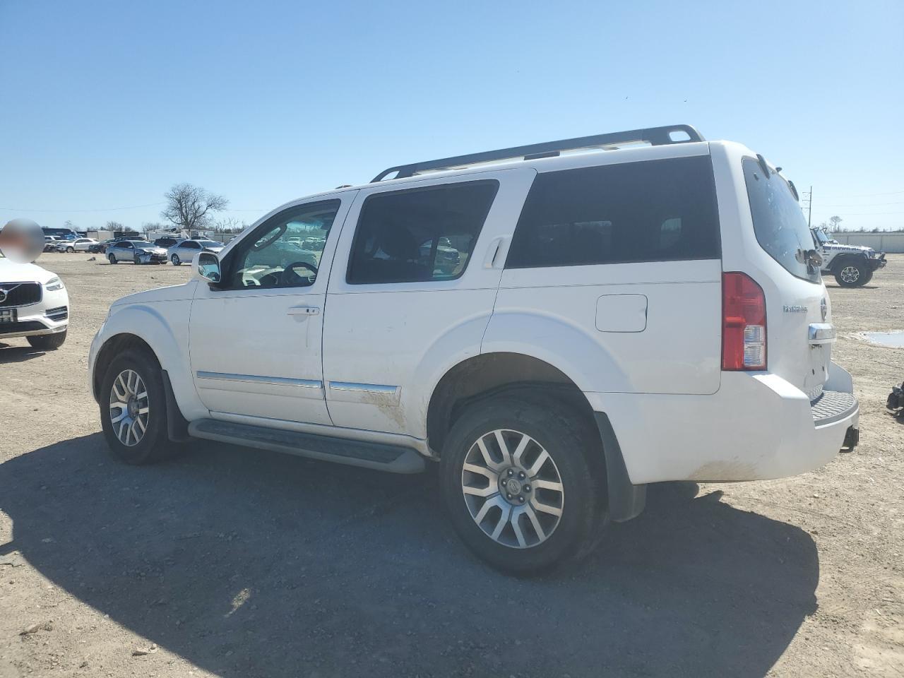 2012 Nissan Pathfinder - Image 2