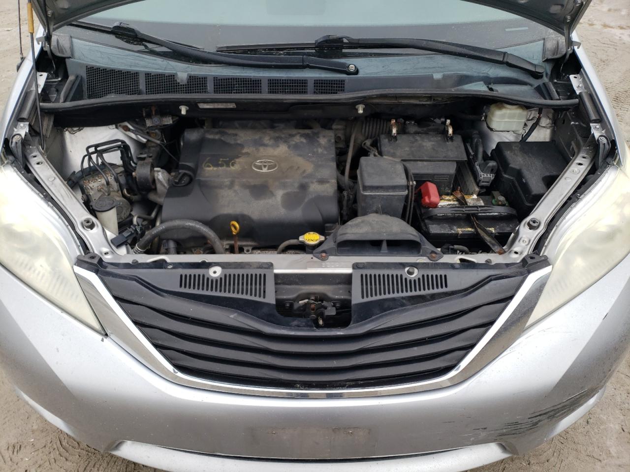 2012 Toyota Sienna - Image 12