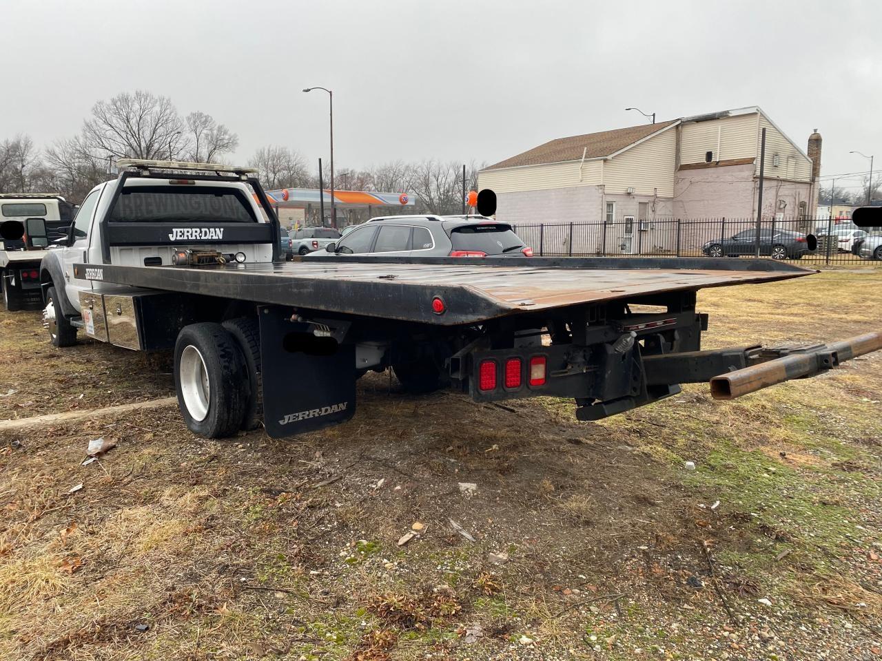 2011 Ford F550 - Image 3