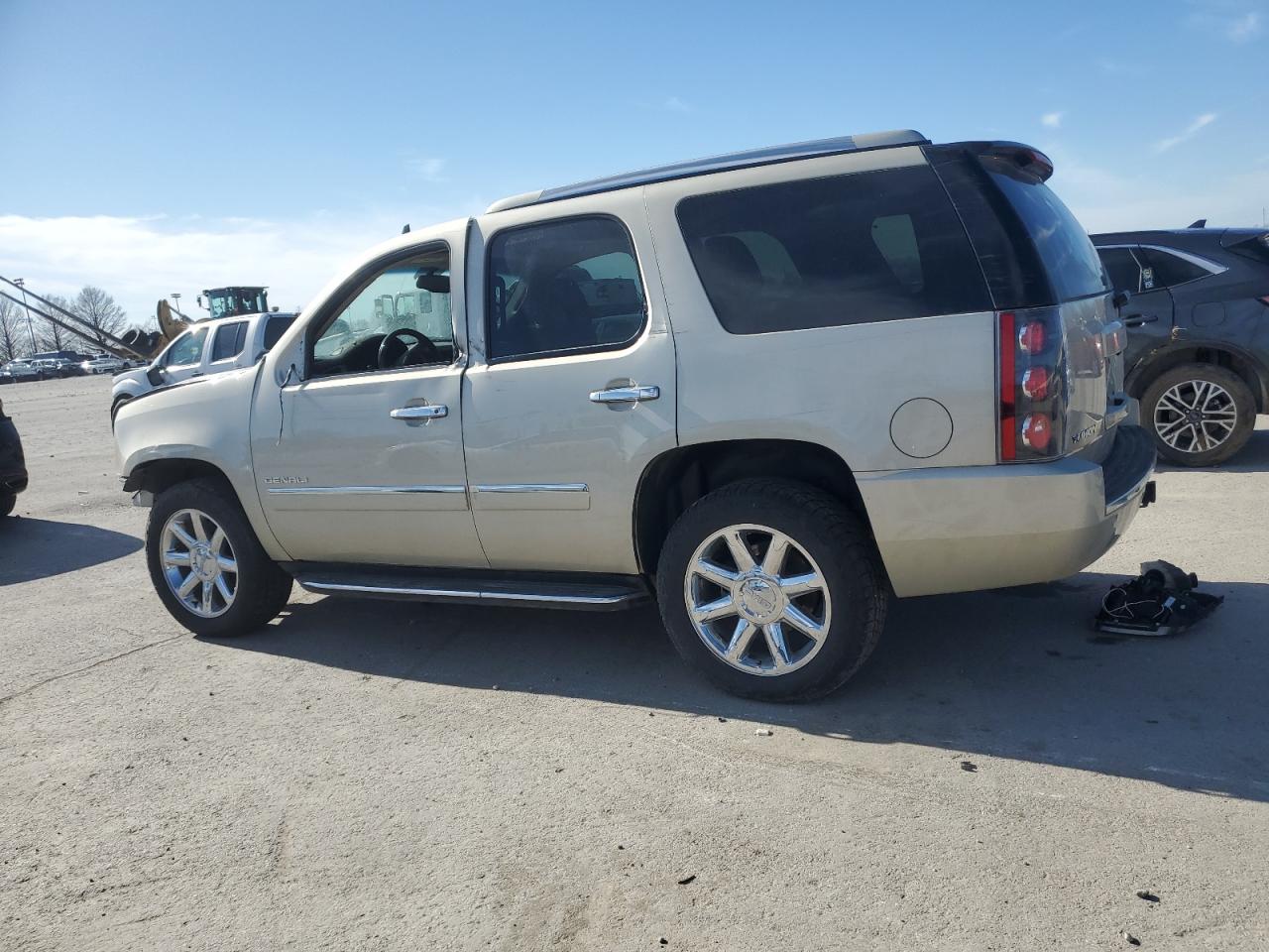2013 GMC Yukon - Image 2