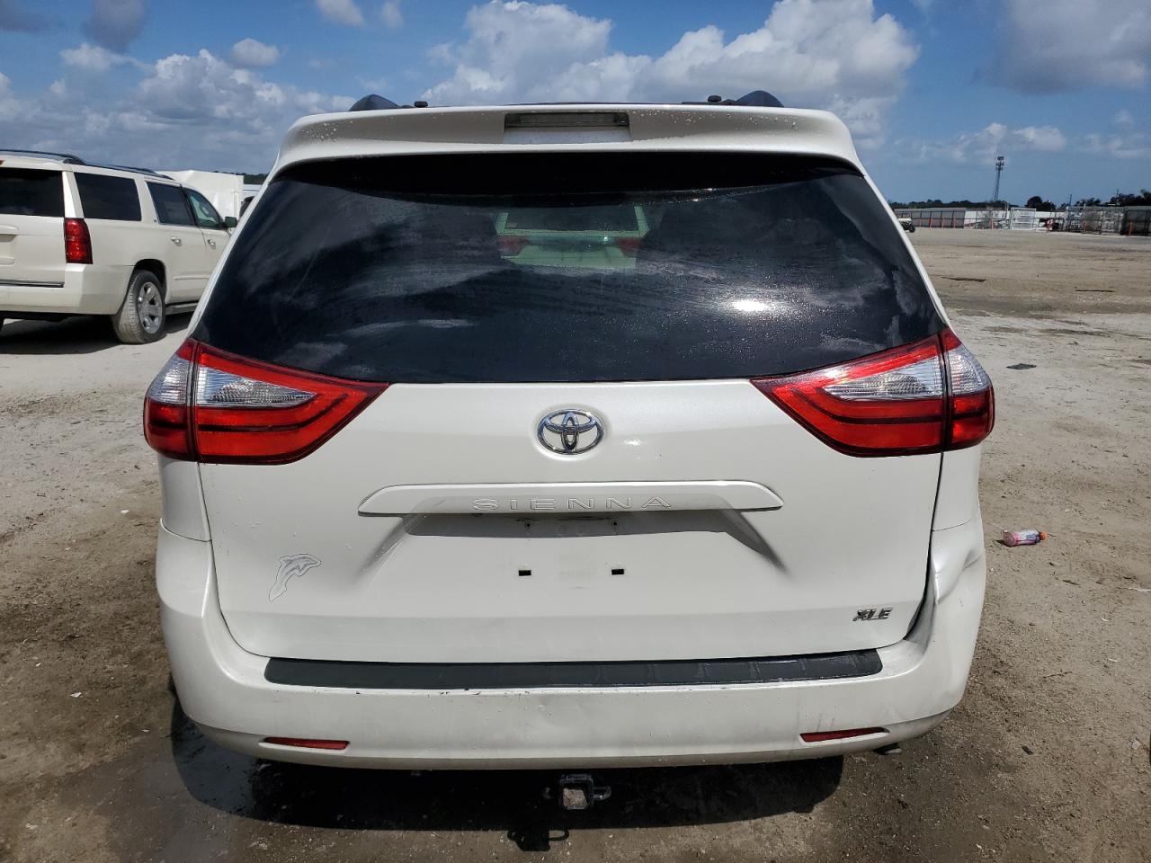 2017 Toyota Sienna - Image 6