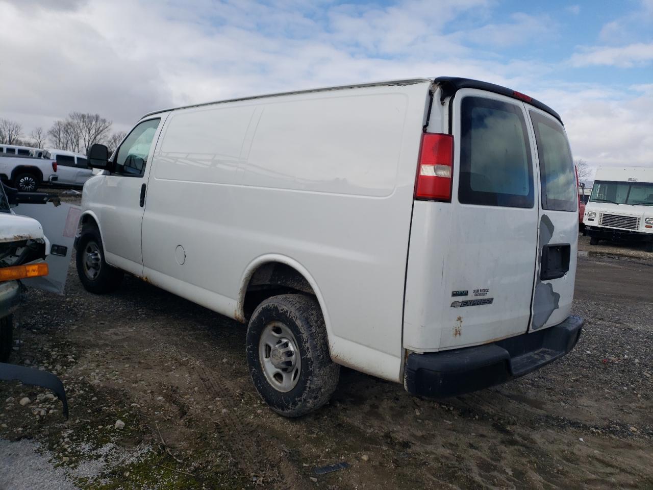 2010 Chevrolet Express - Image 2