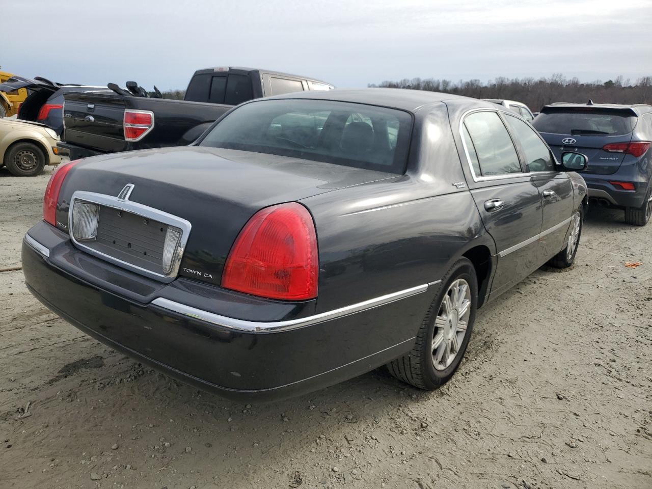 2008 Lincoln Town Car - Image 3