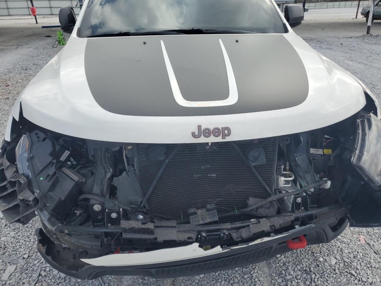 2017 Jeep Grand Cherokee - Image 12